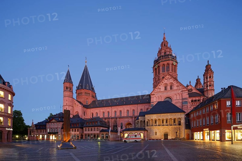 Mainz Cathedral or St. Martin's Cathedral and Heunensaule victory column