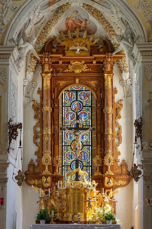Margareten windows and altar in the Collegiate Church