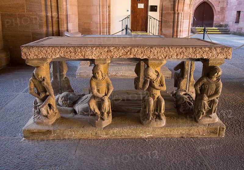 Table monument