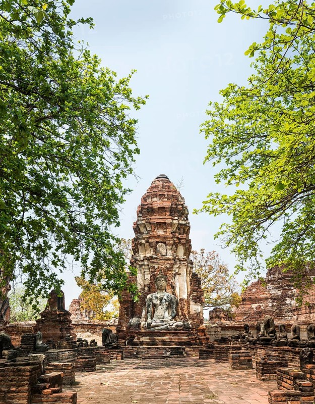 Temple with stupa and large Buddha