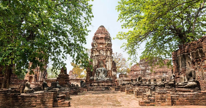 Temple with stupa and large Buddha