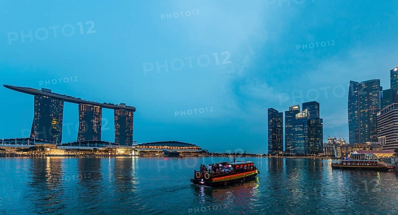 Boat on the Singapore River at dusk