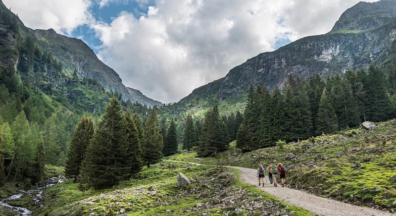 Hikers in Rohrmoos-Untertal