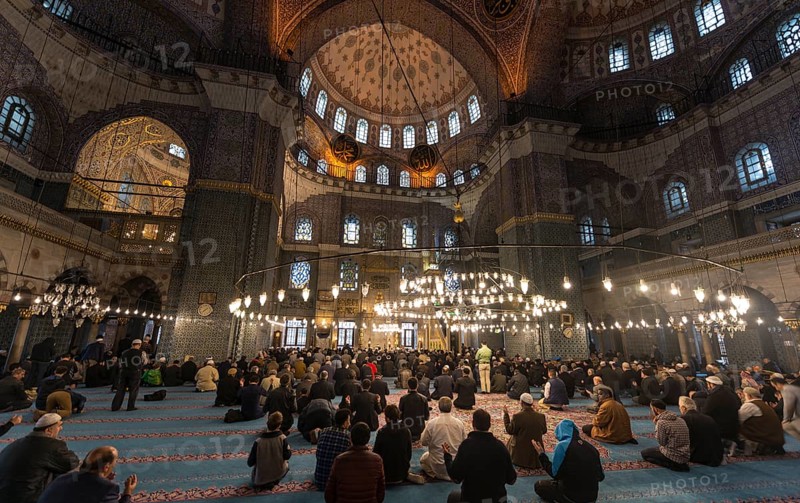 Praying muslims in Yeni Cami