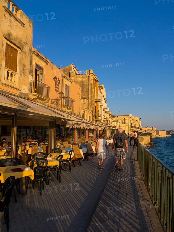 Restaurants on the Lungomare Alfeo promenade