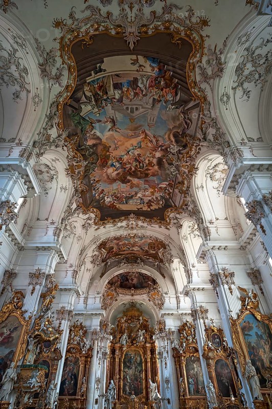 Ceiling fresco and high altar in Baroque Marienmunster
