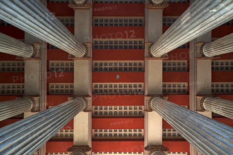 Columns with Doric ceiling construction
