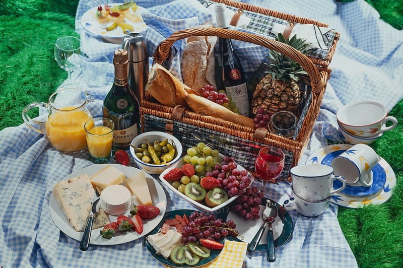 Picnic basket with champagne