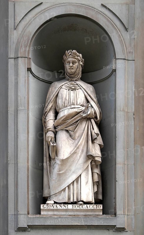 Statue of Giovanni Boccaccio in the courtyard of the Uffizi