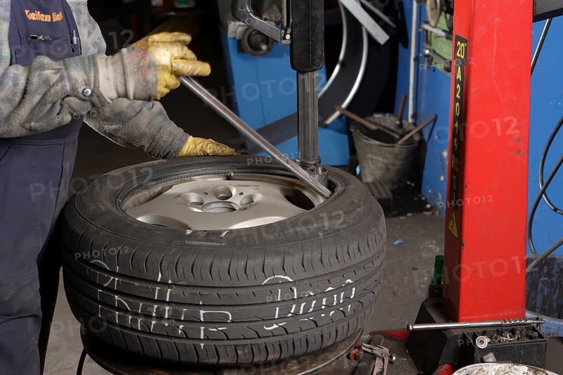 Mounting a tire on a wheel in the workshop