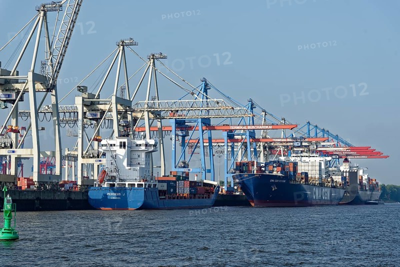 Container port with cranes
