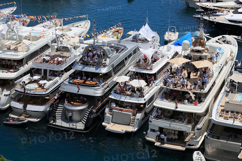 Viewers on yachts in Port Hercule