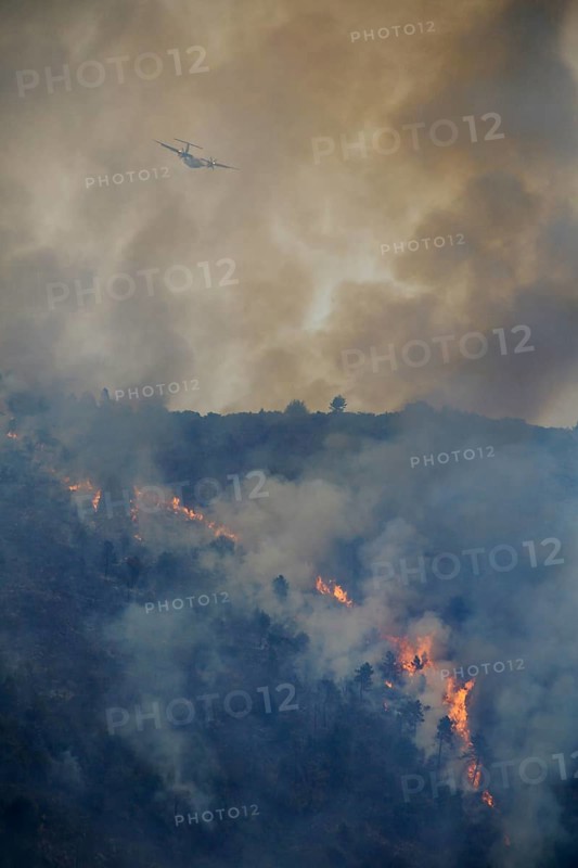 Fire extinction with firefighting aircraft Dash 8 Q400 MR