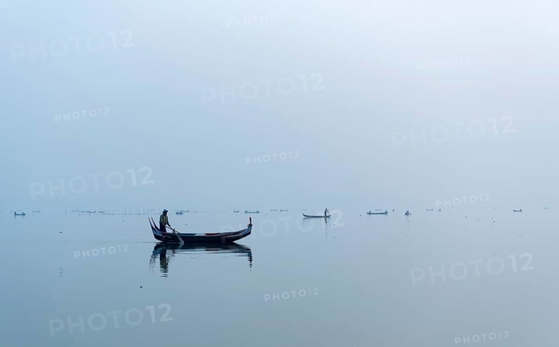 Fishing boat on Taungthaman Lake