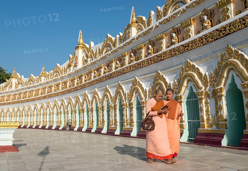 Buddhist monks in front of the curved chamber of Umin Thounzeh