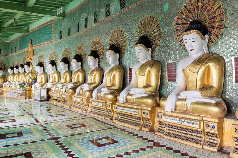 Row of statues of seated Buddhas in Umin Thounzeh