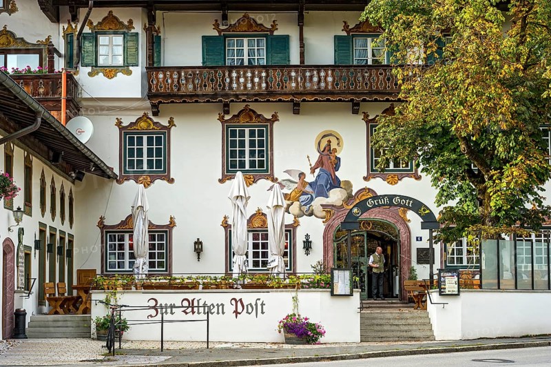 Hotel and Gasthof Zur Alten Post with Luflmalerei mural