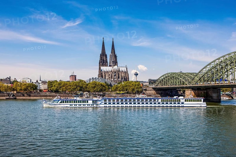 Cruise ship in front of Cologne cathedral