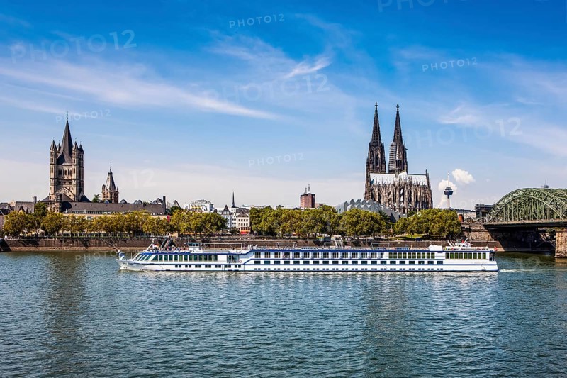 Cruise ship in front of Cologne cathedral