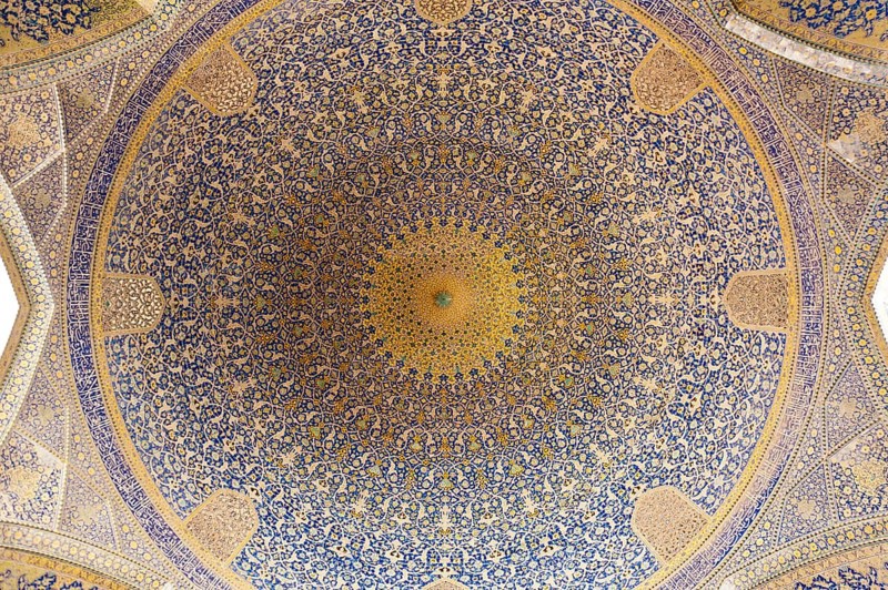 Dome in the prayer hall of the Imam Mosque