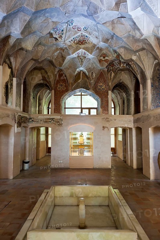 Interior ceiling with stalactite shape and water basins