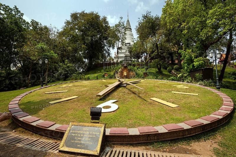 Clock in front of the stupa of Wat Phnom