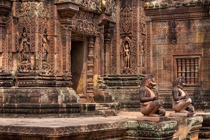 Guardian figures in front of Mandapa and the southern Prasat