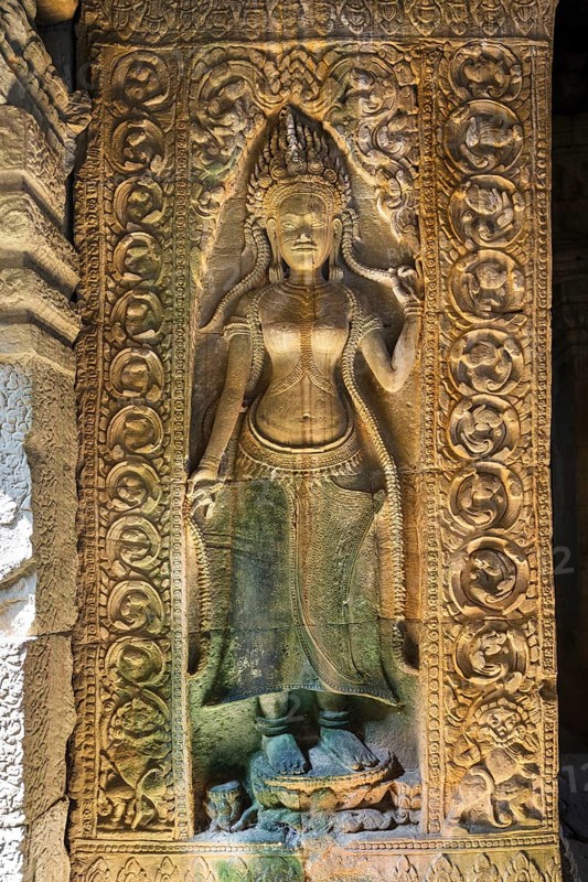 Apsara figure in the central Prasat