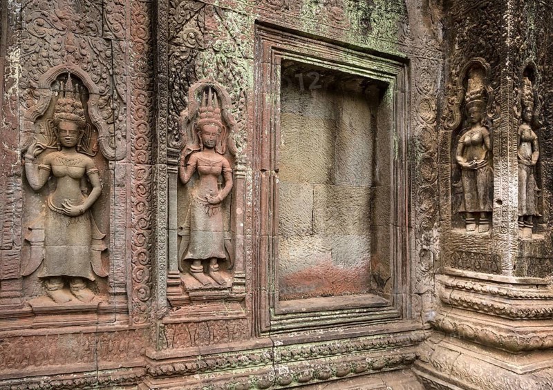 Apsara figures