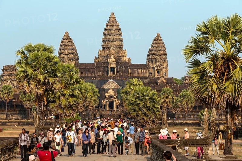 Tourists on the western access route