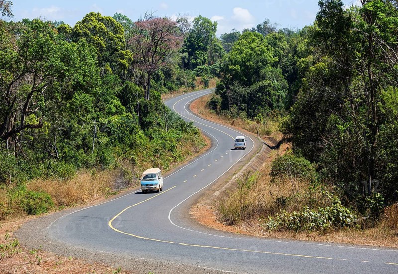 Curvy road in Ou Reang