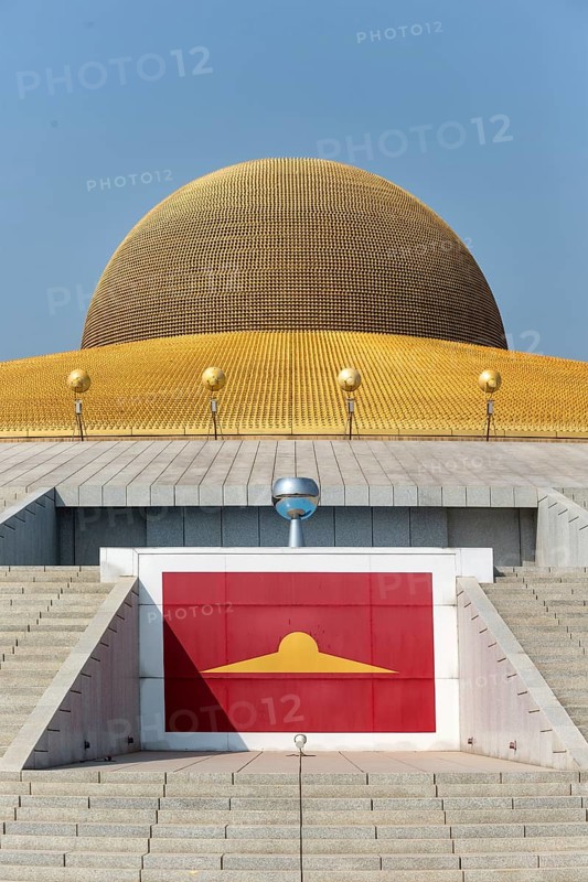 Mahadhammakaya Cetiya Chedi of the Wat Phra Dhammakaya temple with the logo of the Dhammakaya movement