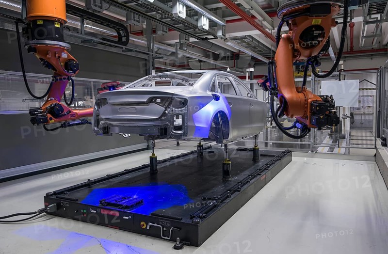Bodywork of an Audi A8 sedan in the measuring cell