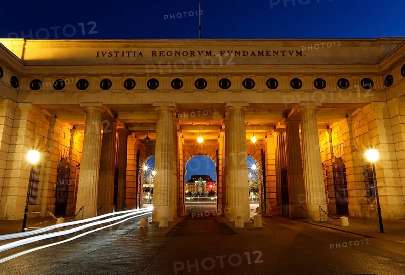 Outer gate at Heldenplatz