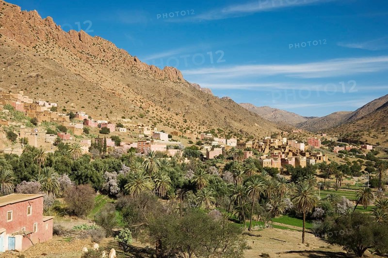 The Ameln villages are built on the lower slopes of the Djebel El Kest