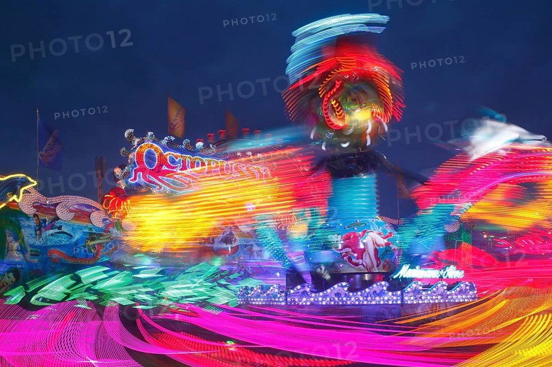 Octopussy ride on the fun fair Bremer Freimarkt at dusk