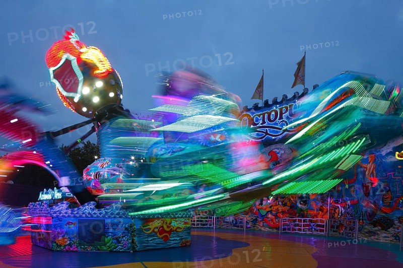 Octopussy ride on the fun fair Bremer Freimarkt at dusk