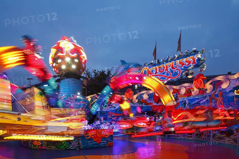 Octopussy ride on the fun fair Bremer Freimarkt at dusk