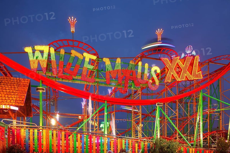 Wild Mouse ride on the fun fair Bremer Freimarkt at dusk