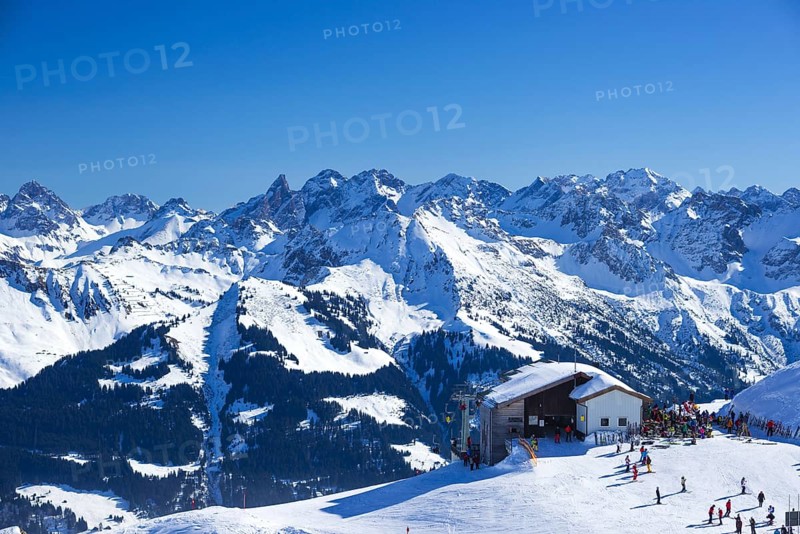 Skiers at the Ifenbahn