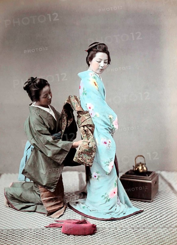 Tying kimono belt