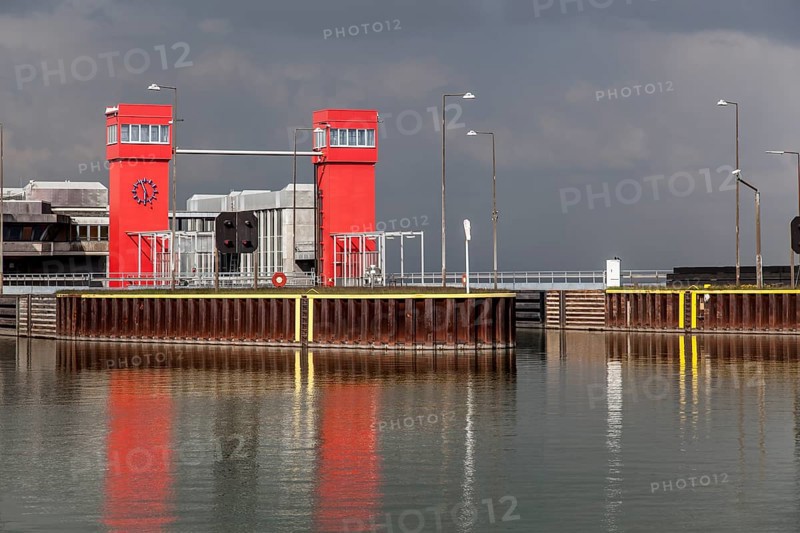 Scharnebeck twin ship lift