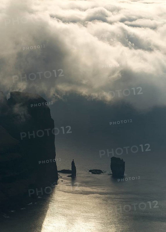 The Risin og Kellingin sea stacks and the Eioiskollur cliff in evening light