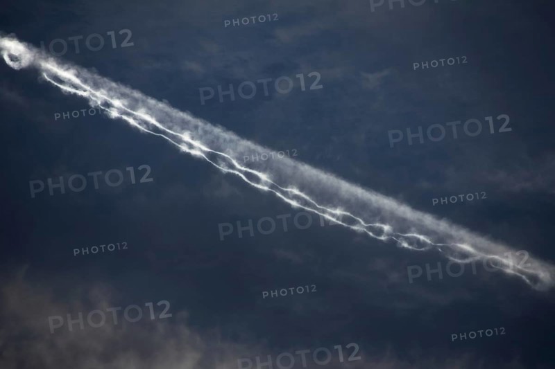 Contrails with interruptions