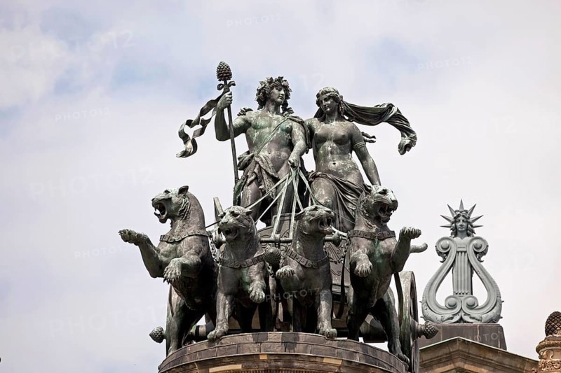 Panther quadriga with Dionysos and Ariadne by Johannes Schilling on the Semperoper