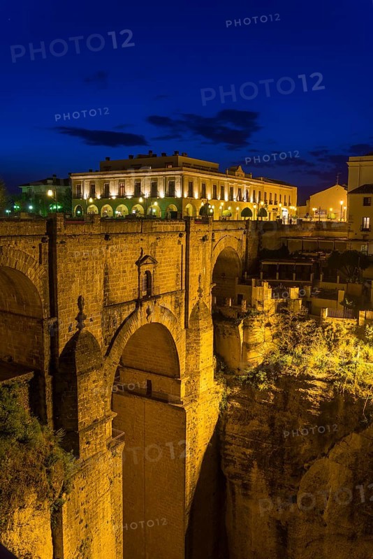 El Puente Nuevo bridge at night