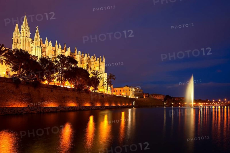 Palma Cathedral at dusk