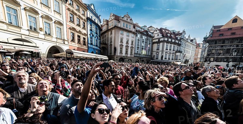 Crowd of people in front of the Old Town City Hall