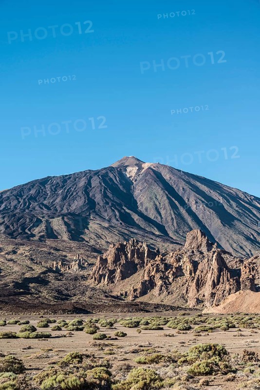 Pico del Teide or Mount Teide with the rock formation Roques de Garcia