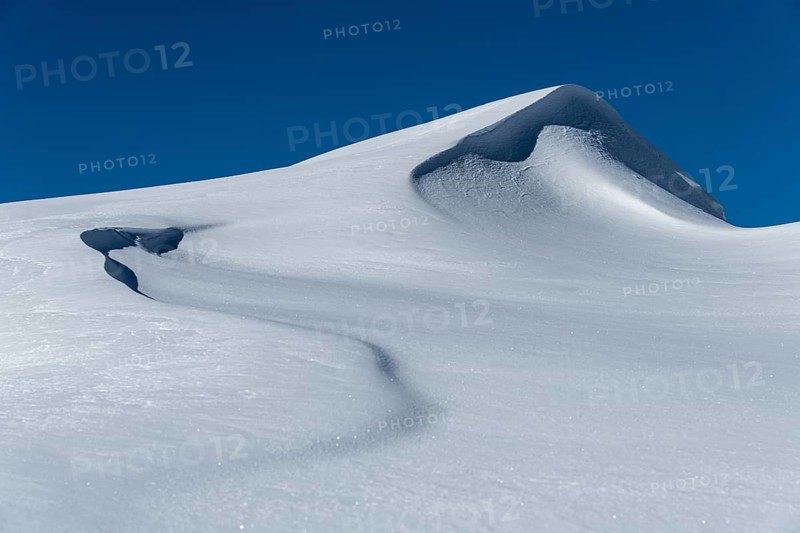 Snow drift with snow cornice